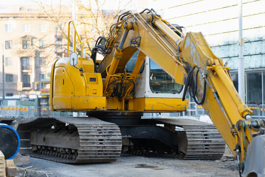 Large construction machinery equipment featuring reinforced steel tracks and hydraulic systems for municipal road reconstruction and high-scale building site preparation