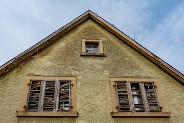 Fototapeta premium Gebäudeschäden am Altbau