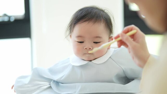 離乳食を食べる赤ちゃん