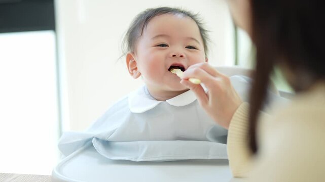 離乳食を食べる赤ちゃん