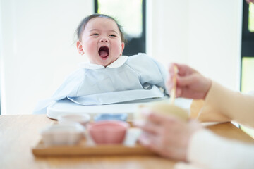 Naklejka premium 離乳食を食べる赤ちゃん
