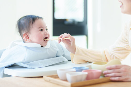 離乳食を食べる赤ちゃん