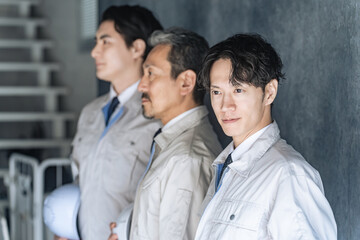 幅広い世代の男性作業員のグループ