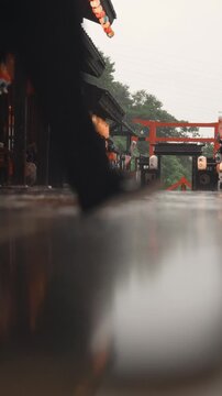 비 내리는 날 니지모리 스튜디오의 일본풍 건축물과 물웅덩이에 부서지는 빗방울 (Raindrops splashing on a puddle with Japanese style architecture at Nijimori Studio)