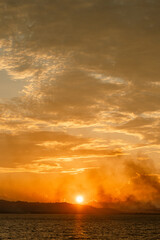 Fototapeta premium Golden Sunset Over the Ocean