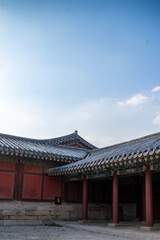 Obraz premium Traditional Korean Palace Courtyard with Tiled Roof and Blue Sky, Seoul