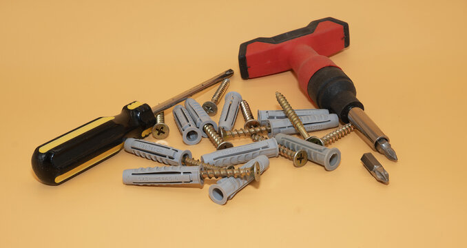 Tornillos con tarugos y destornilladores estrella