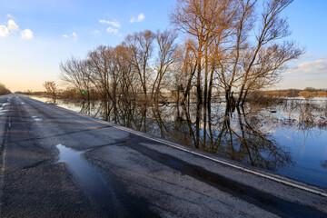 Obraz premium Floodwater covers a wet asphalt road