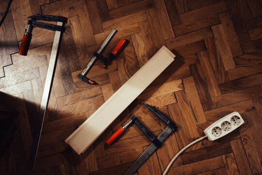 Clamps and electric plug on the floor