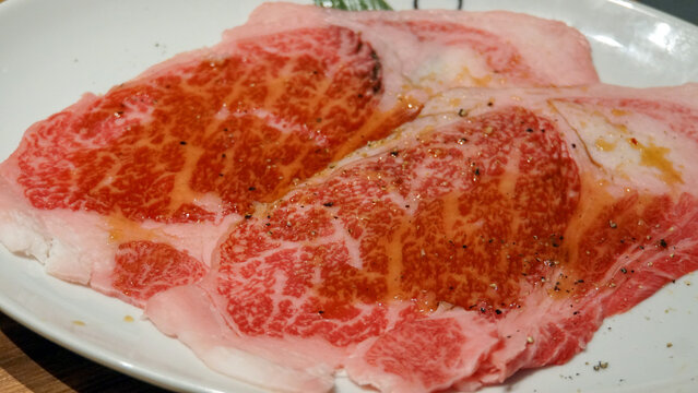 見事な霜降りが入った牛肉のスライス