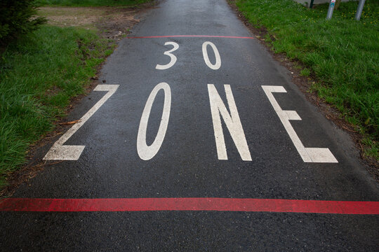 Zone 30 limit&eacute;e marqu&eacute;e &agrave; la peinture sur une route