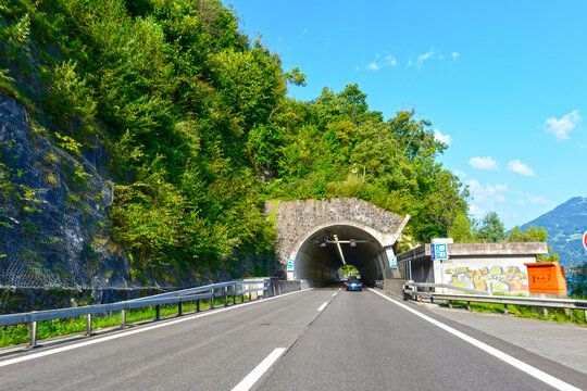 Autobahn 3 am S&uuml;dufer des Walensees in Richtung Chur vor Glattwandtunnel im Kanton Glarus (Schweiz)	