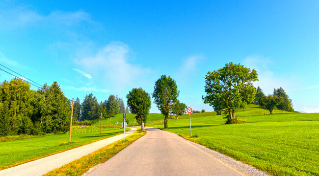 Kreisstra&szlig;e OAL 5 vom Elbsee in Richtung Unterthingau im schw&auml;bischen Landkreis Ostallg&auml;u (Bayern). 