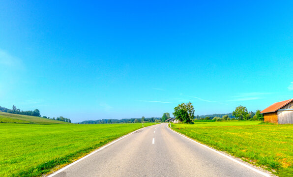 Kreisstra&szlig;e OAL 5 vom Elbsee in Richtung Unterthingau im schw&auml;bischen Landkreis Ostallg&auml;u (Bayern). 