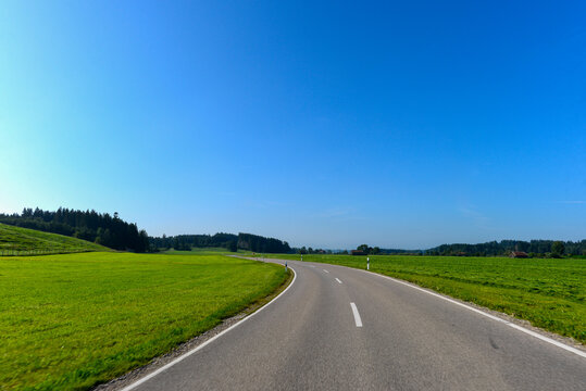 Kreisstra&szlig;e OAL 5 vom Elbsee in Richtung Unterthingau im schw&auml;bischen Landkreis Ostallg&auml;u (Bayern). 