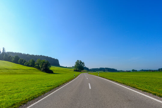 Kreisstra&szlig;e OAL 5 vom Elbsee in Richtung Unterthingau im schw&auml;bischen Landkreis Ostallg&auml;u (Bayern). 