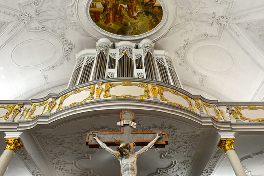 Innenansicht der Dreifaltigkeitskirche in Kaufbeuren, Bayern