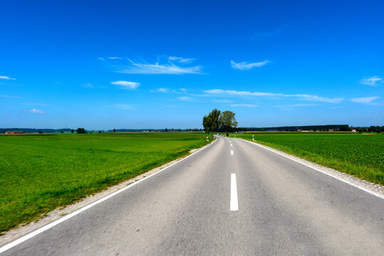 Bundesstra&szlig;e 16 (B16) vor Gro&szlig;ried-Baisweil im bayerischen Landkreis Ostallg&auml;u