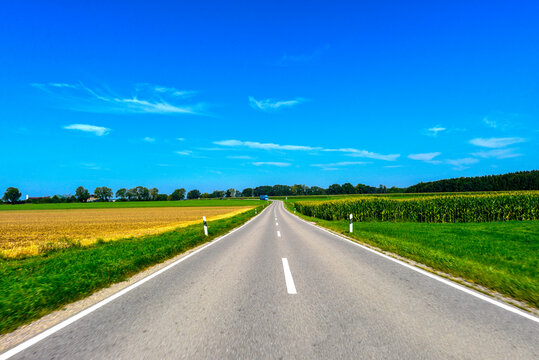 Bundesstra&szlig;e 16 (B16) vor Gro&szlig;ried-Baisweil im bayerischen Landkreis Ostallg&auml;u