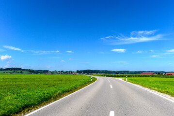 Fototapeta premium Bundesstraße 16 (B16) vor Lauchdorf-Baisweil im bayerischen Landkreis Ostallgäu