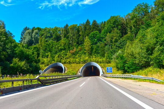 A96 in Fahrtrichtung Memmingen vor dem Kohlbergtunnel in Bayern	