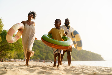 Obraz premium African American parents and son enjoying summer vacation at sea