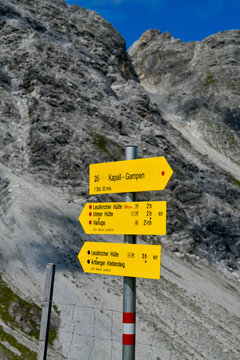 Wanderwegweiser am Kapall in den Lechtaler Alpen in Tirol/Vorarlberg	