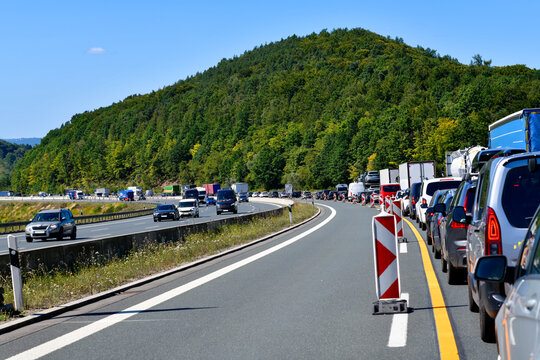 Stau auf der A3 zwischen Weibersbrunn und Bessenbach/Waldaschaff in Fahrtrichtung Frankfurt	
