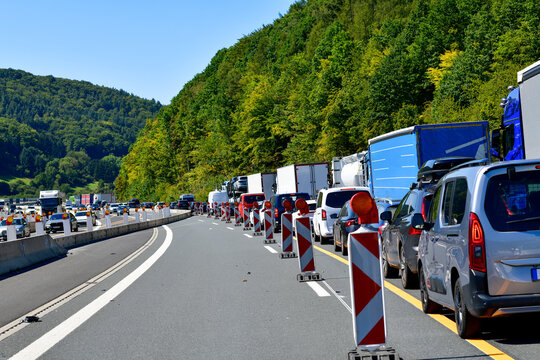 Stau auf der A3 zwischen Weibersbrunn und Bessenbach/Waldaschaff in Fahrtrichtung Frankfurt	
