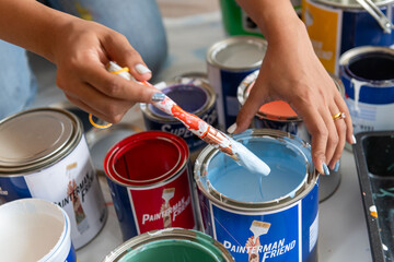 Obraz premium Colorful paint cans and brushes