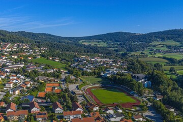 Fototapeta premium Der Luftkurort Hauzenberg im südlichen Bayerischen Wald im Kreis Passau aus der Vogelperspektive