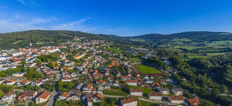 Der Luftkurort Hauzenberg im s&uuml;dlichen Bayerischen Wald im Kreis Passau aus der Vogelperspektive