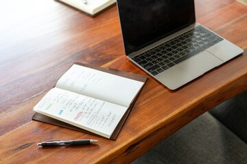 Obraz premium Laptop and notebook on desk