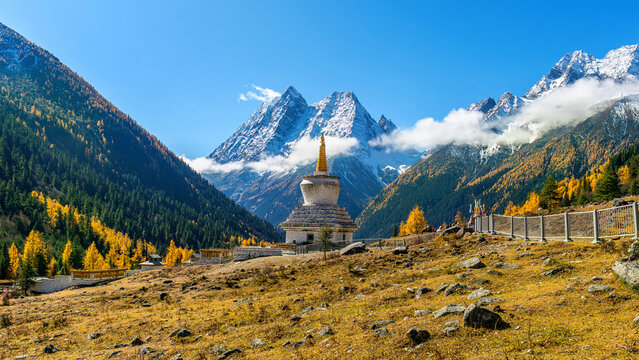 Siguniangshan in autumn, Sichuan in China.