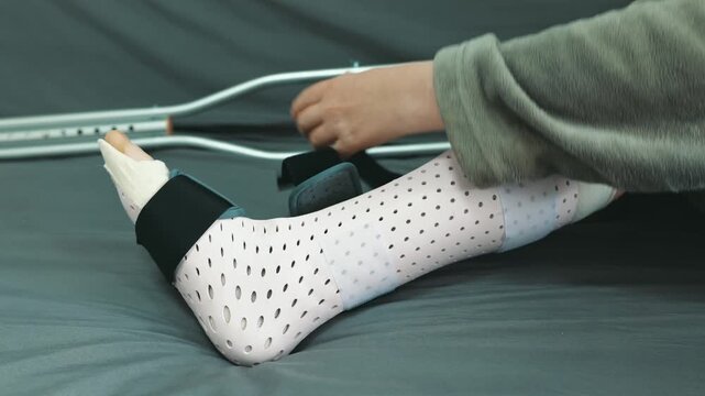 Removing a splint from the leg and preparing for movement