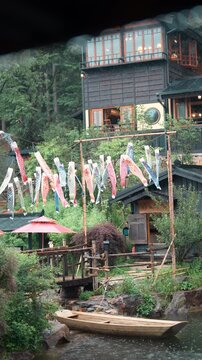 비 내리는 날 니지모리 스튜디오의 전통 가옥과 강가에 띄워진 나룻배 풍경 (Traditional Japanese style house and a wooden boat on the river at Nijimori Studio on a rainy day)