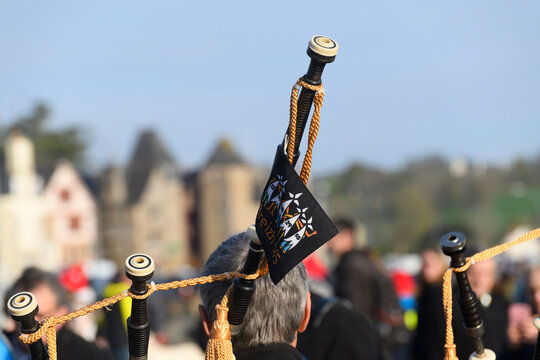 Musiciens qui jouent sur une place en Bretagne