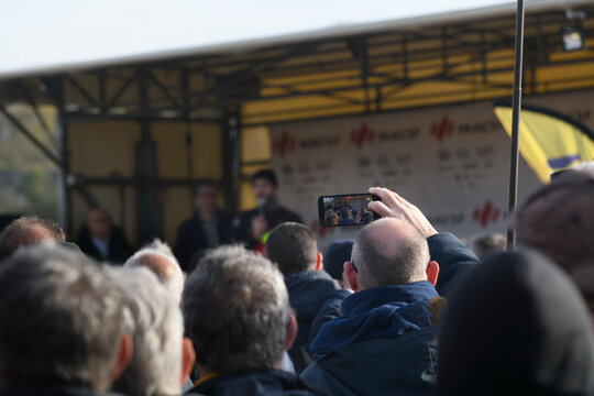 Un spectateur qui filme avec son smartphone