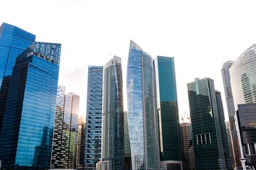 Obraz premium Modern skyscrapers under cloudy sky