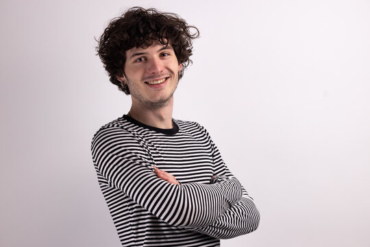 Portrait d&rsquo;un beau jeune homme de 20 ans, souriant au style d&eacute;contract&eacute;, d&eacute;gageant confiance et simplicit&eacute; sur fond neutre.