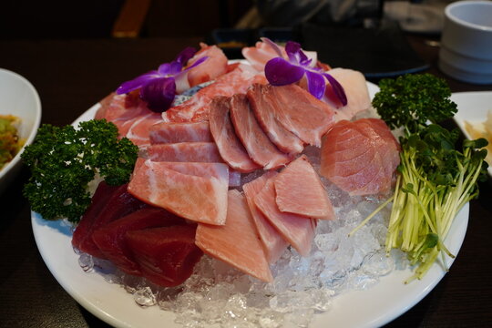 Fresh premium tuna sashimi platter served on crushed ice with garnish