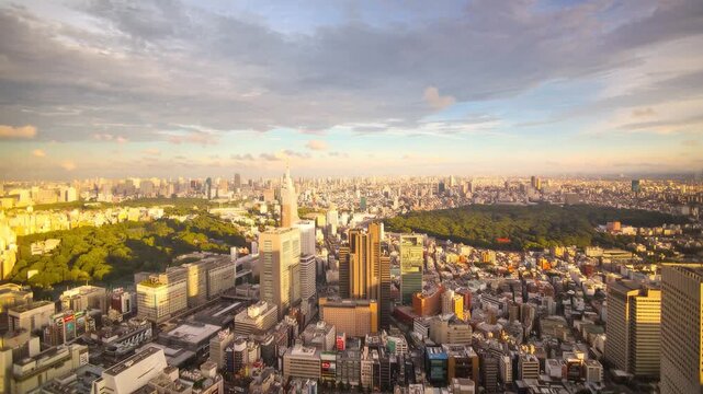 夕景の大都会を飛行するドローン空撮イメージ
