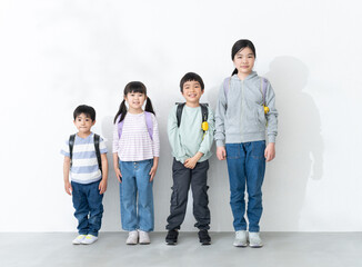 Obraz premium ランドセルを背負う小学生複数人