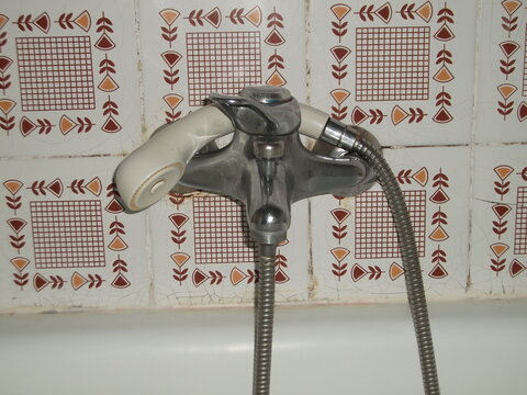 Grifo de ducha con alcachofa de ducha encima