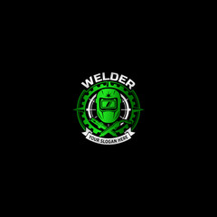 Obraz premium Welder wearing protective gear head.