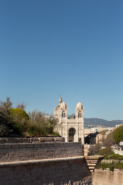 La Cath&eacute;drale de la Major &agrave; Marseille vue depuis le fort Saint-Jean, collines et grand ciel bleu en arri&egrave;re-plan, Sud de la France