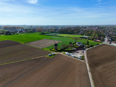 Le secteur pav&eacute;s du moulin de Vertain &agrave; Templeuve que les coureur cyclistes franchissent durant la mythique classique course Paris - Roubaix  