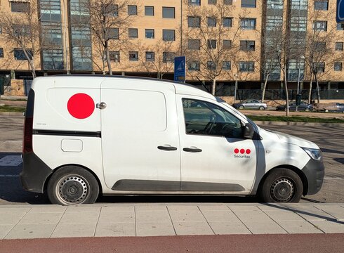 Vista lateral de una furgoneta de la compa&ntilde;&iacute;a de seguridad Securitas, aparcado en una calle de Madrid, Espa&ntilde;a, 28 de febrero de 2026