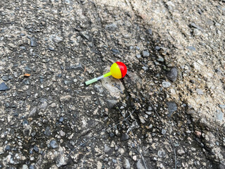 黄色と赤色の浮き。釣りに使う道具。 © yukimco