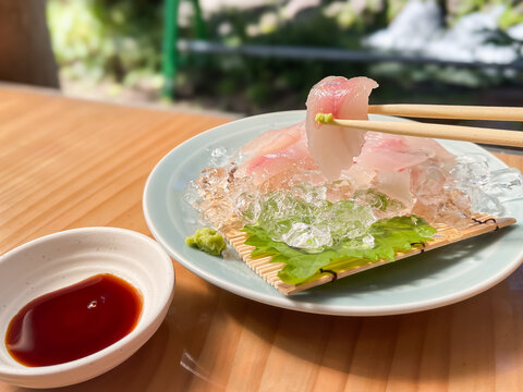 日本の川魚料理。渓流から釣った新鮮なイワナ (岩魚)の刺身。